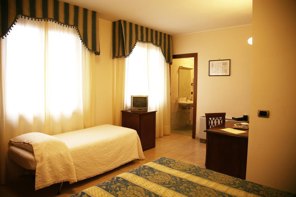 Hotel Tiziana Монтепульчано Номер фото